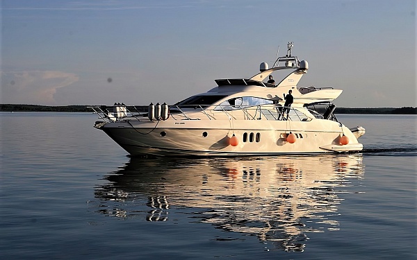 Аренда моторной яхты Azimut 55 в Москве - на закате